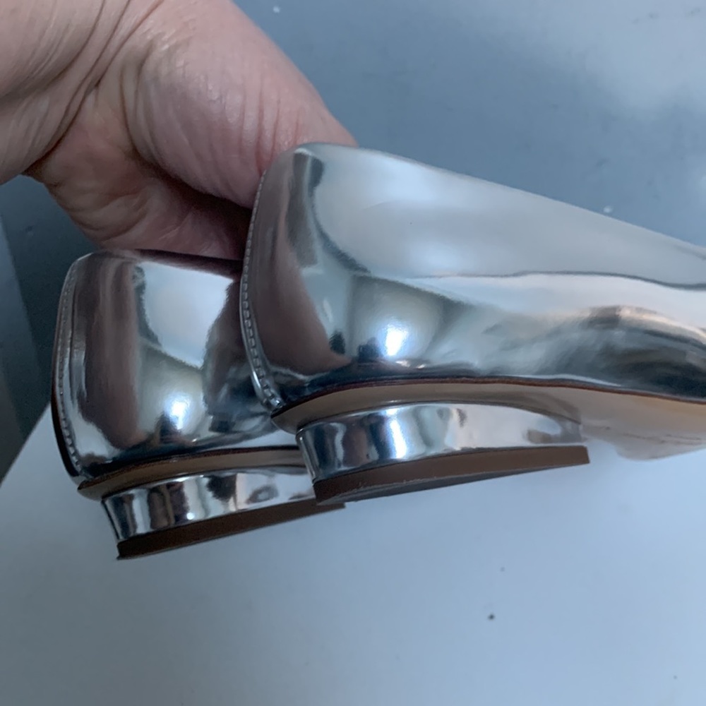 ❌sold❌ Authentic Ferragamo Viva leather silver mirror flats - Picture 15 of 17